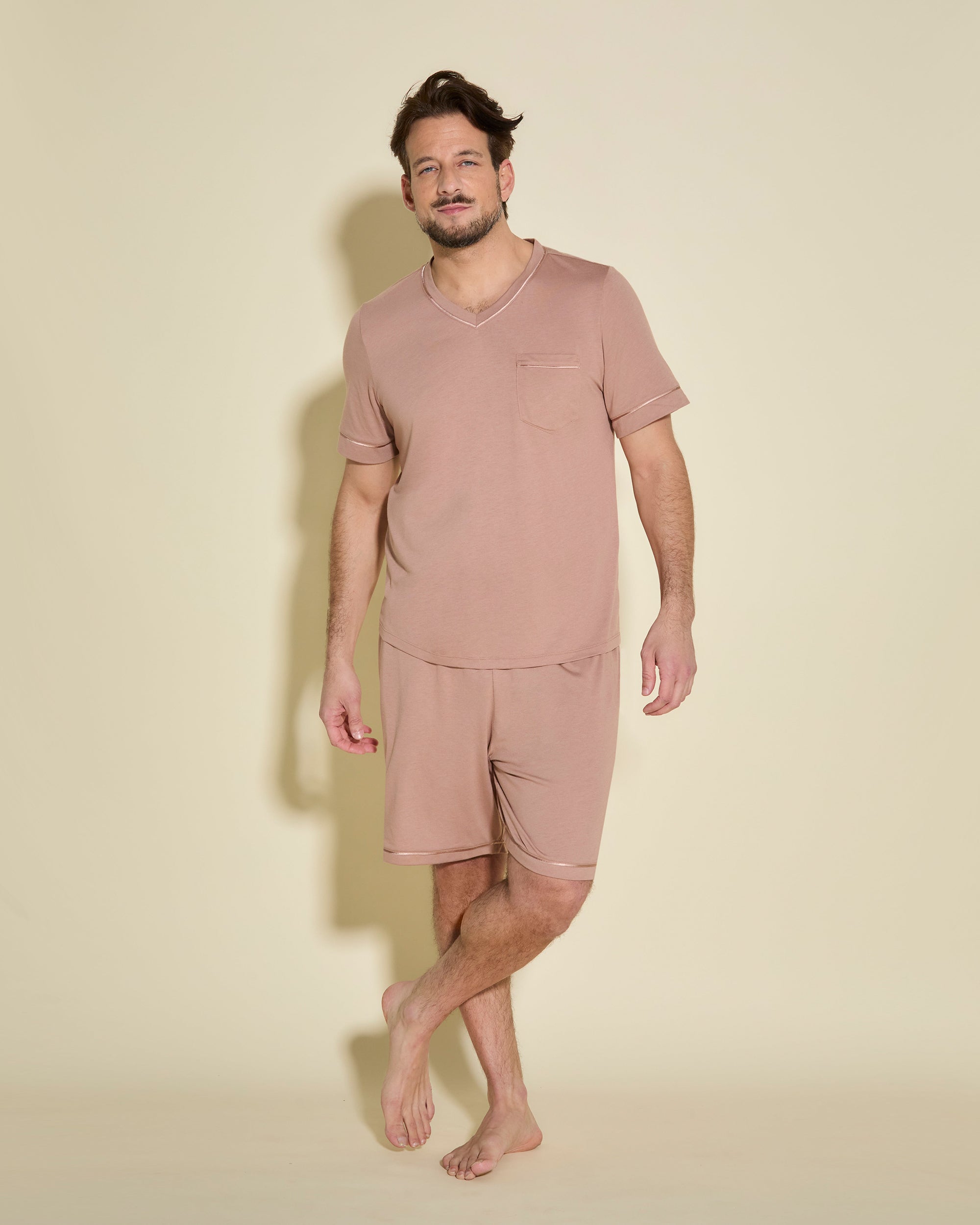 Beige Conjuntos Para Hombres - Bella Camiseta De Manga Corta Y Pantalones Cortos Para Hombre