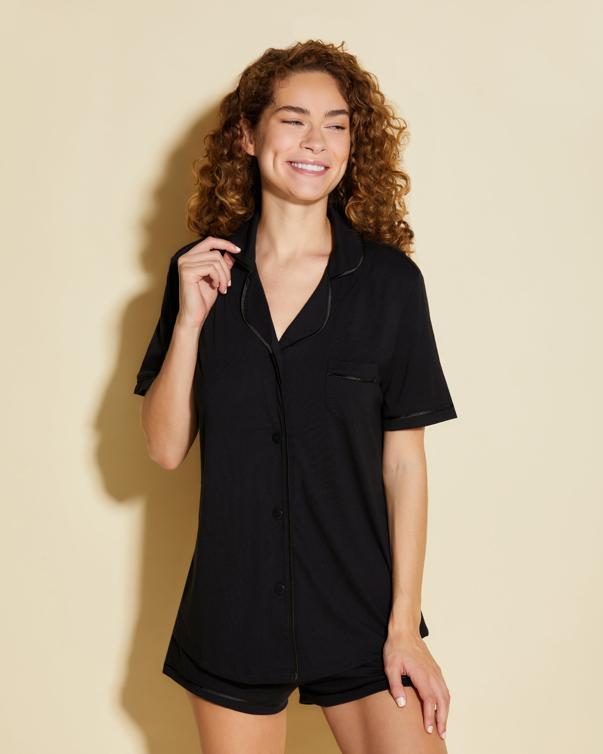 Negro Conjuntos - Bella Conjunto De Pijama Con Camisa De Manga Corta Y Pantalones Cortos.