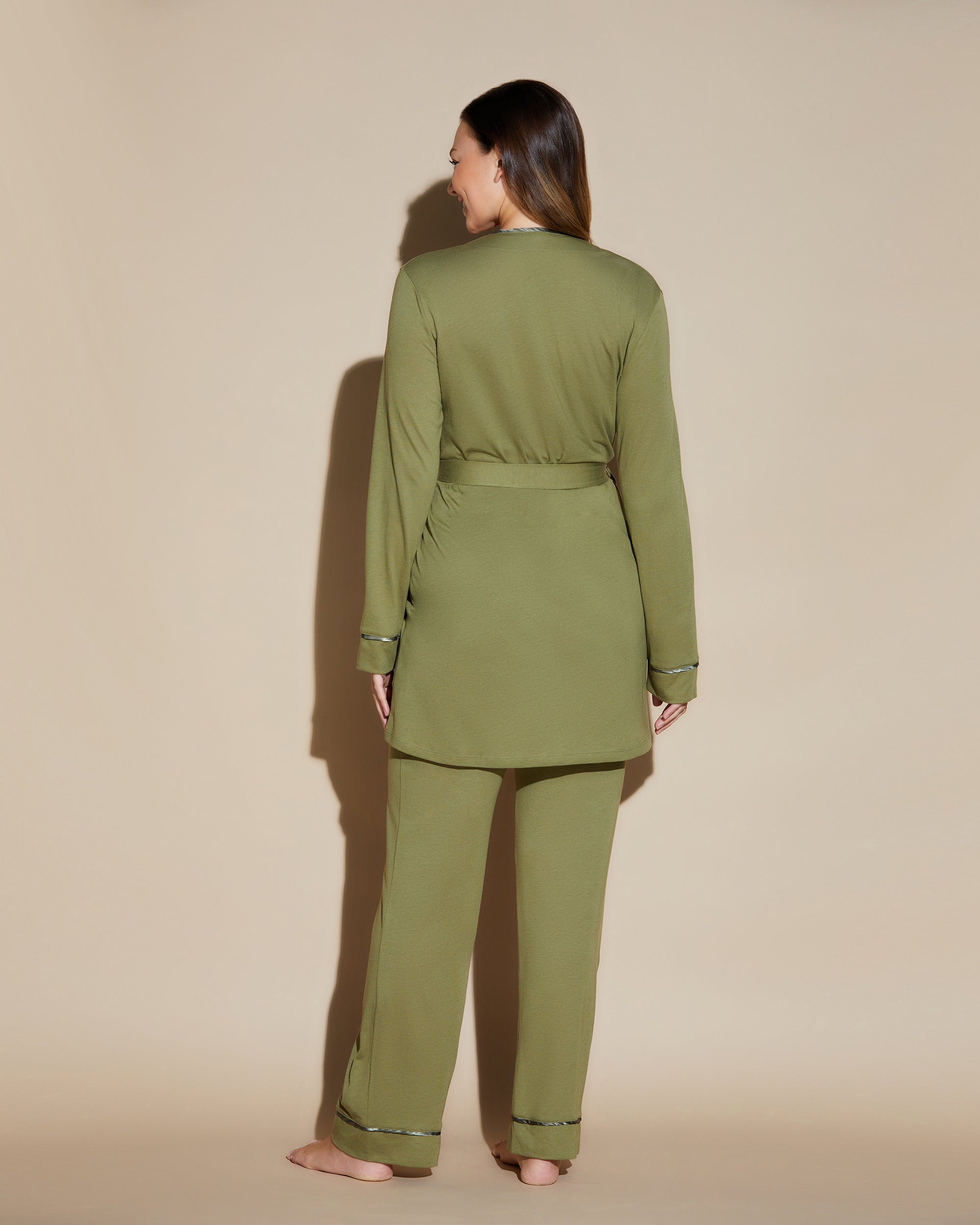 Verde Conjuntos - Bella Pijama Con Camiseta Curvy De Espalda Cruzada, Bata Y Pantalones.