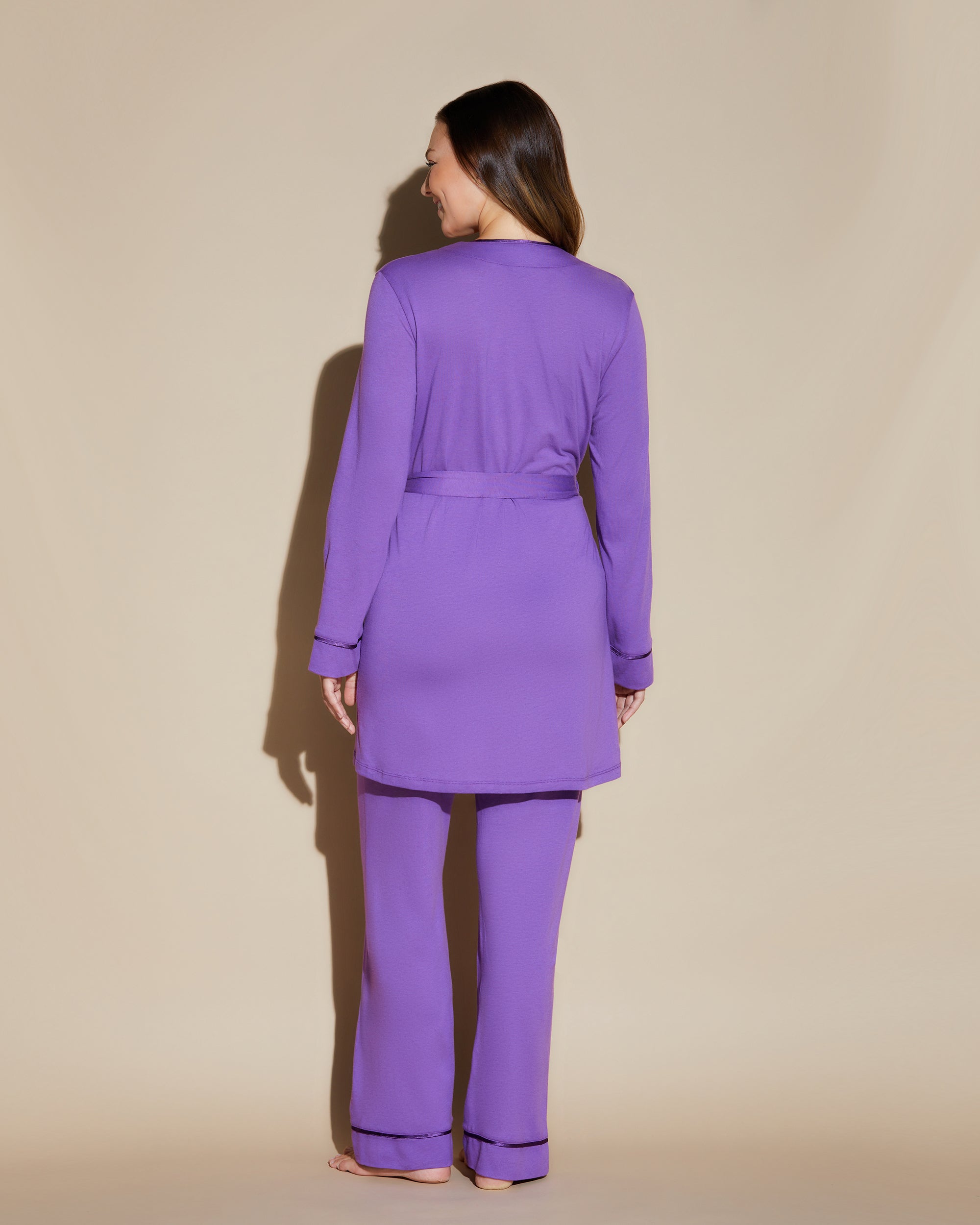 Púrpura Conjuntos - Bella Pijama Con Camiseta Curvy De Espalda Cruzada, Bata Y Pantalones.