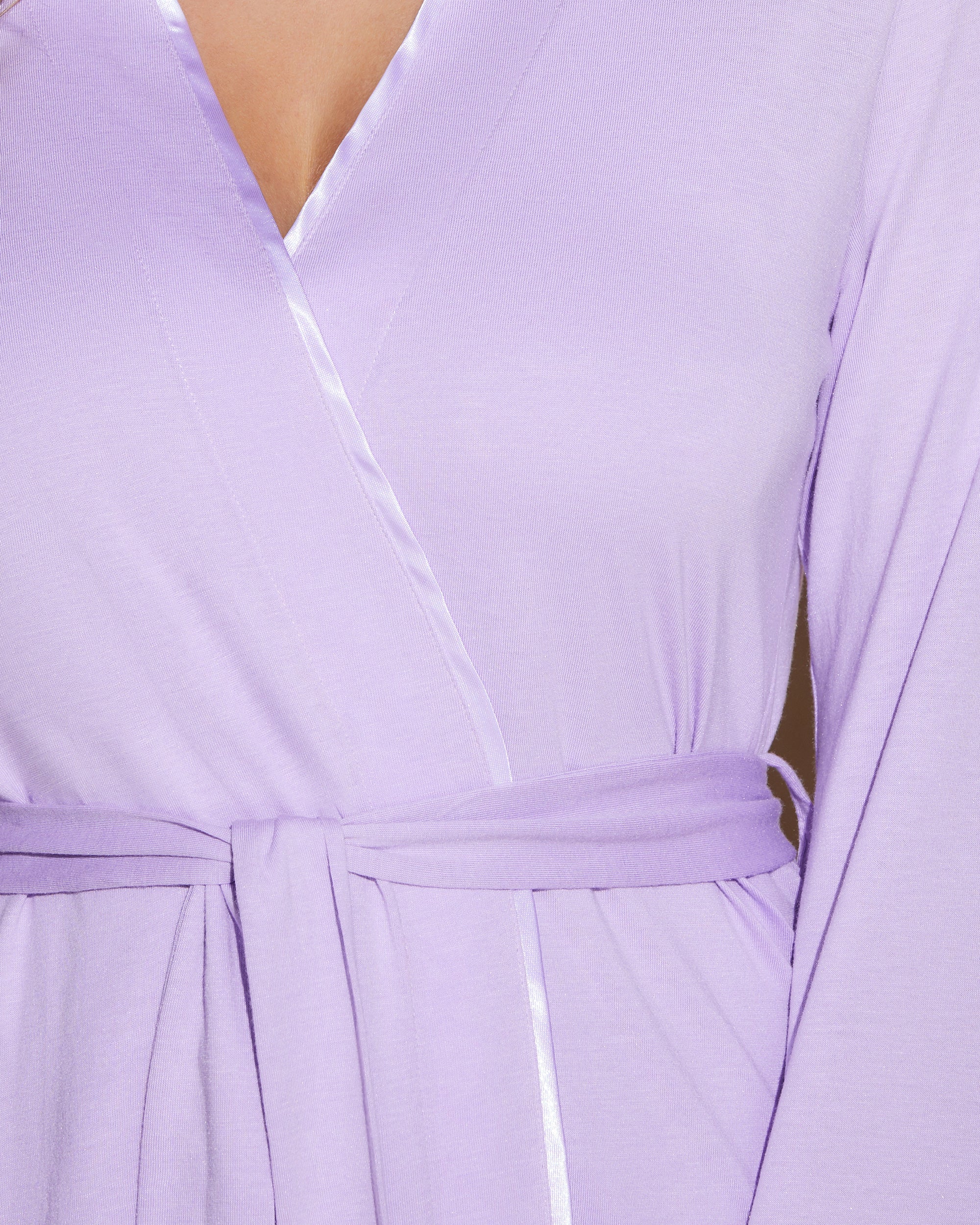 Púrpura Conjuntos - Bella Pijama Con Camiseta Curvy De Espalda Cruzada, Bata Y Pantalones.