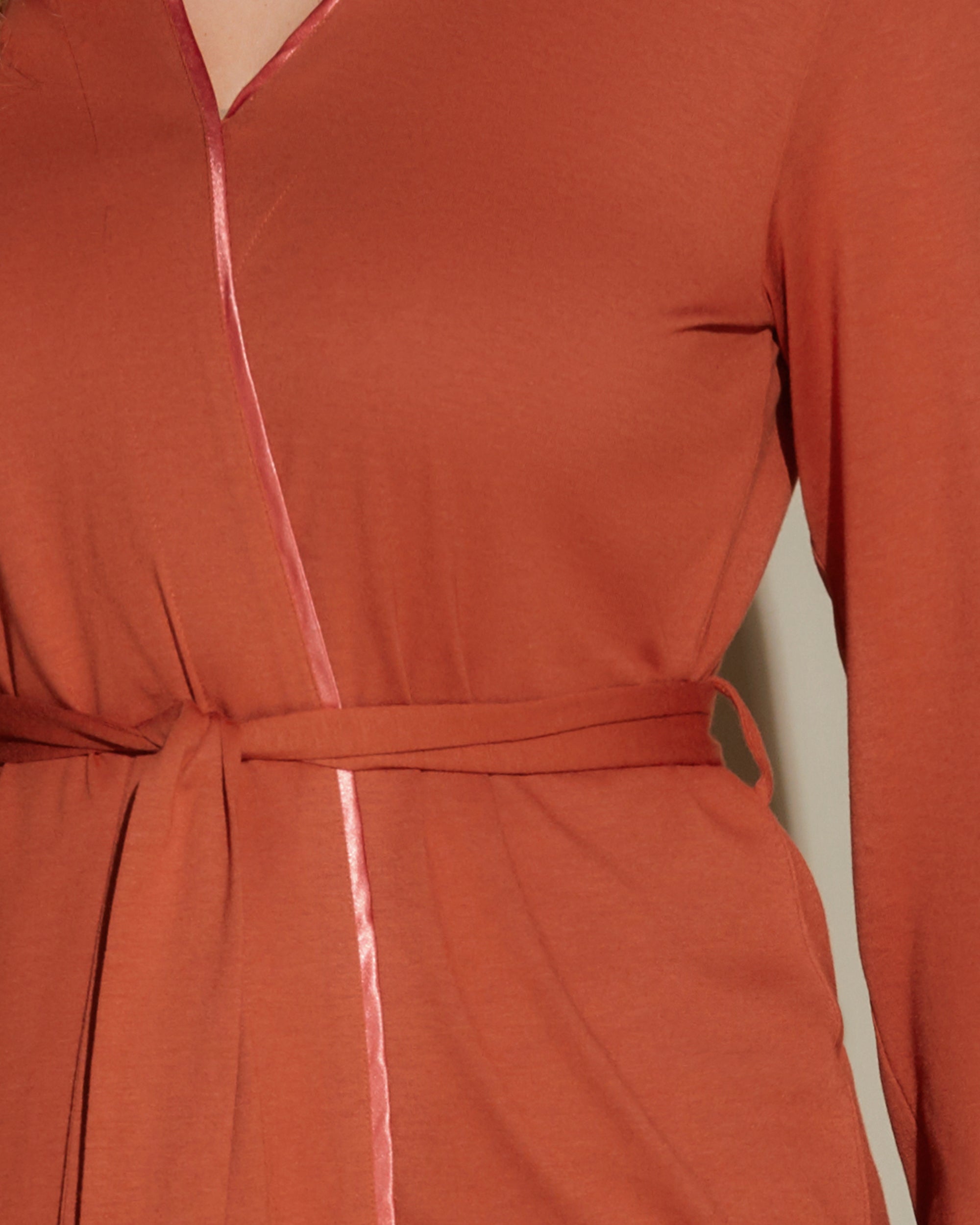 Naranja Conjuntos - Bella Pijama Con Camiseta Curvy De Espalda Cruzada, Bata Y Pantalones.