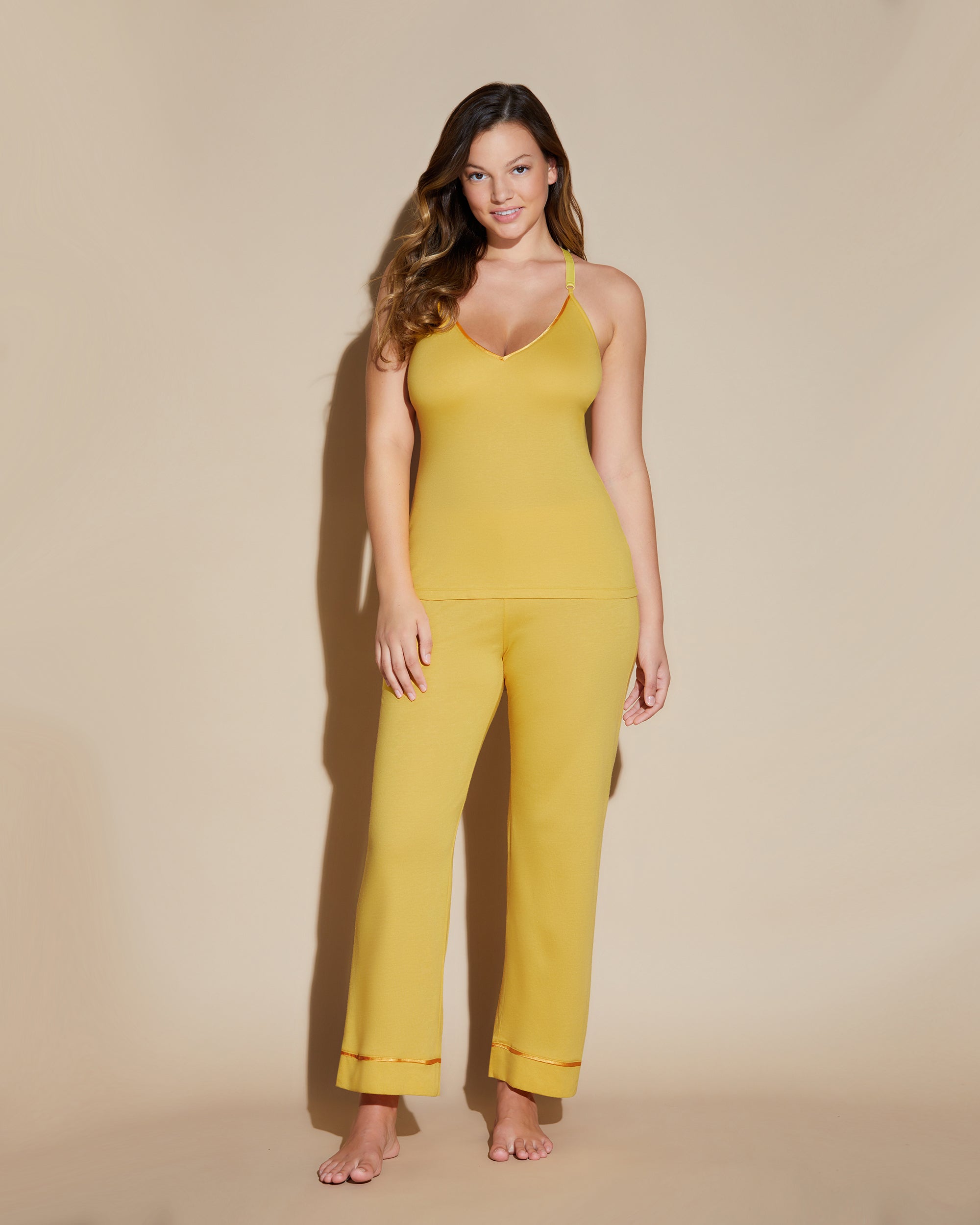 Amarilla Conjuntos - Bella Pijama Con Camiseta Curvy De Espalda Cruzada, Bata Y Pantalones.