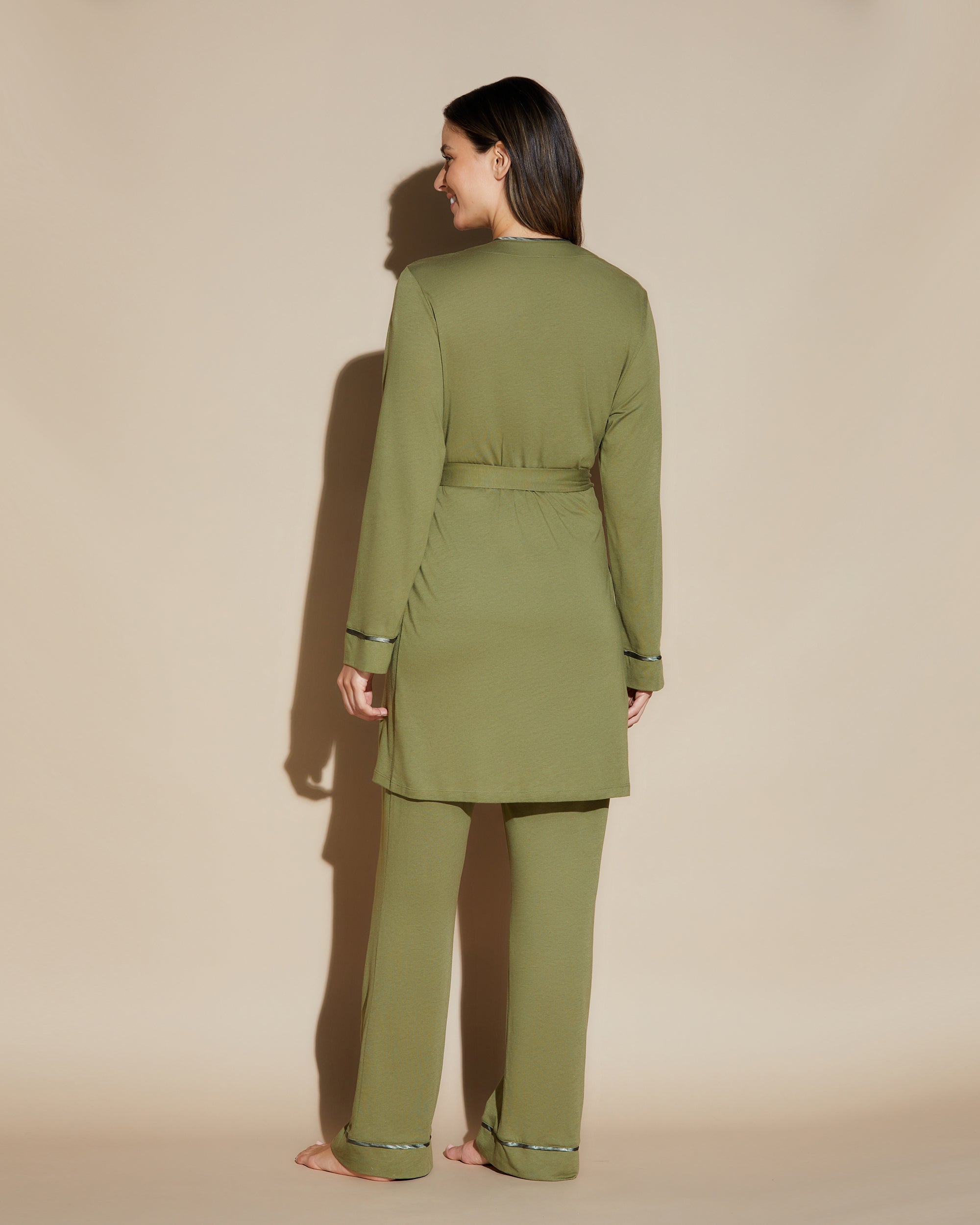 Verde Conjuntos - Bella Pijama Con Camiseta De Espalda Cruzada, Bata Y Pantalones.