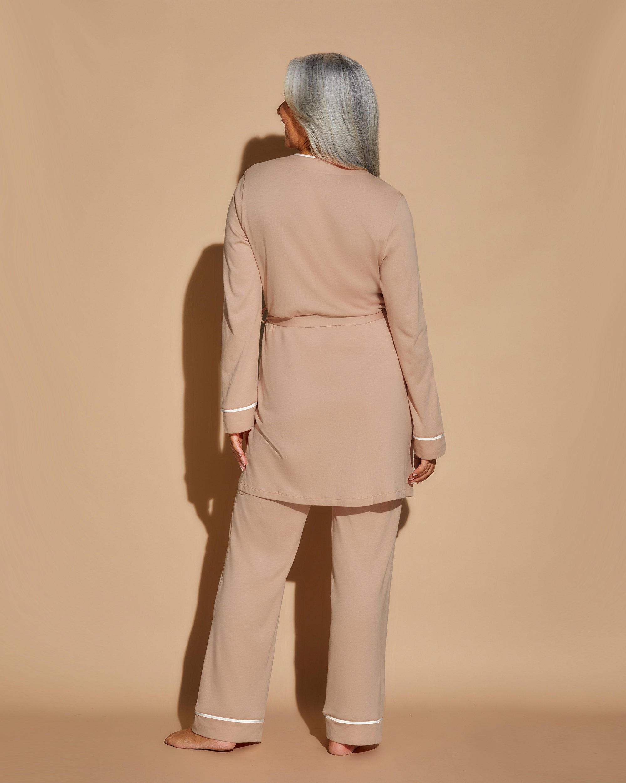 Beige Conjuntos - Bella Pijama Con Camiseta De Espalda Cruzada, Bata Y Pantalones.