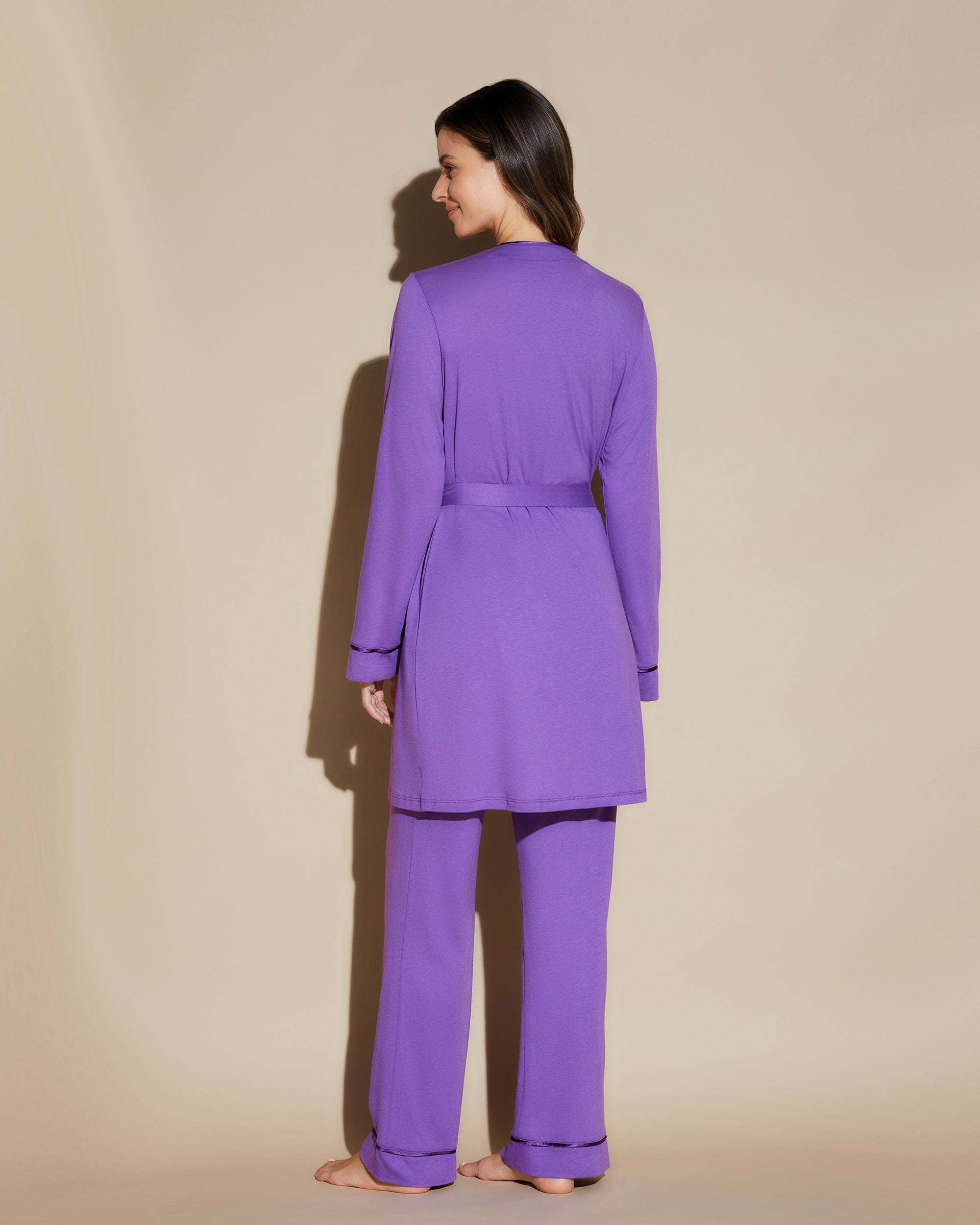 Púrpura Conjuntos - Bella Pijama Con Camiseta De Espalda Cruzada, Bata Y Pantalones.