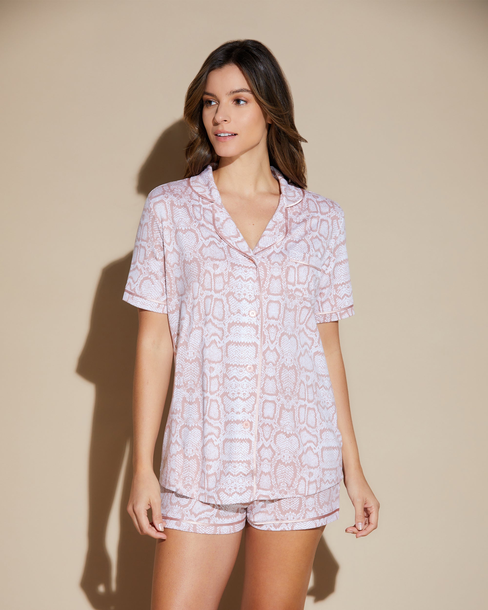 Rosada Conjuntos - Bella Printed Conjunto De Pijama Con Camiseta De Manga Corta Y Shorts