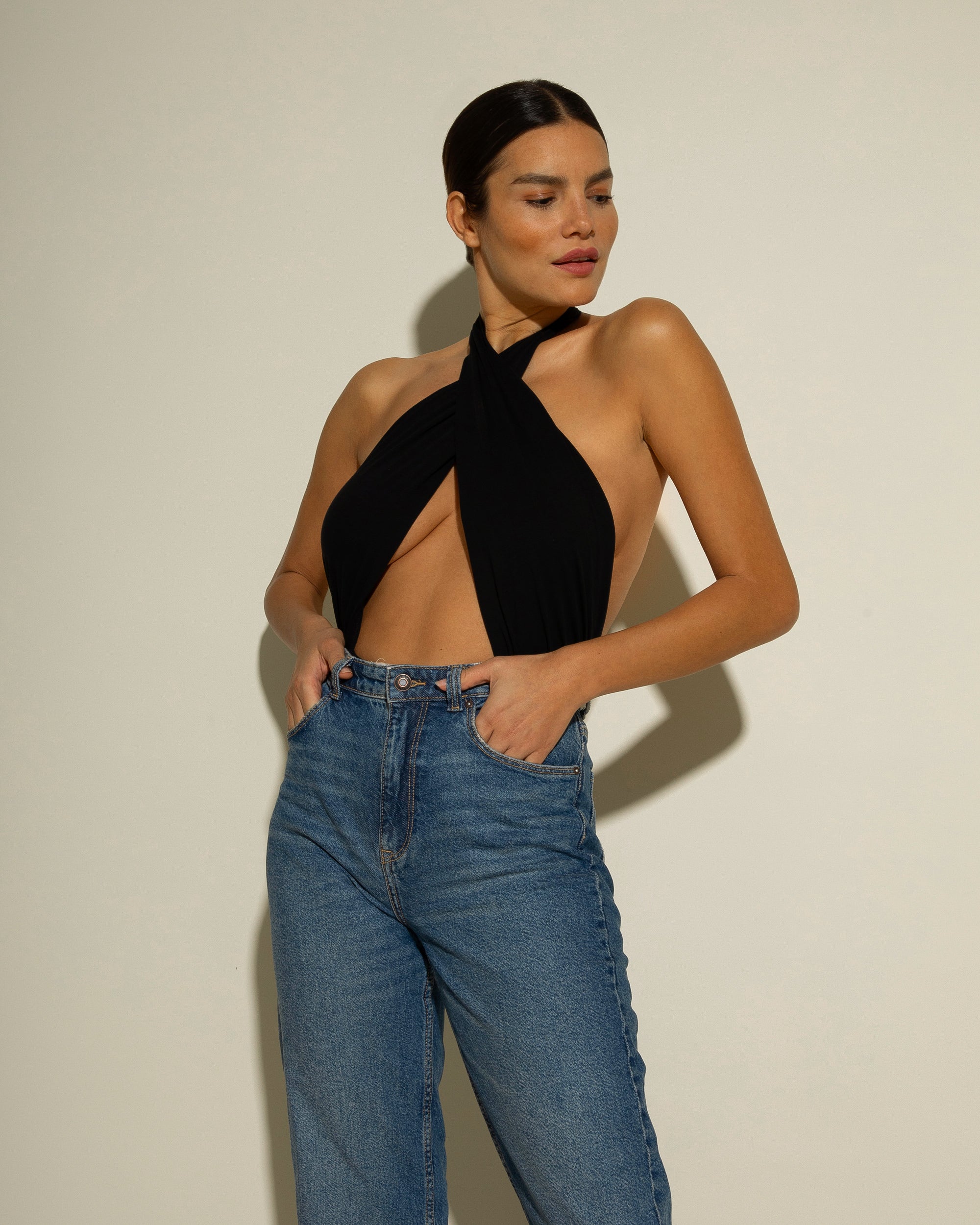 Schwarz Body - Bisou Cross Halter Bodysuit